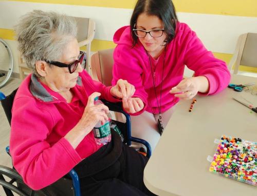 Laboratorio di gioielli con perline a Villa Marta di Betania e Diamante